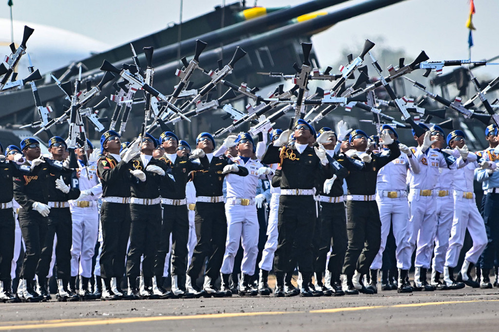 Selain menampilkan defile prajurit TNI dari tiga matra, peringatan HUT Ke-74 TNI kali ini juga dimeriahkan oleh demonstrasi keterampilan prajurit, antara lain kolone senapan, bela diri militer, Tari Perang Garuda, terjun payung, serta demo udara yang meliputi fly pass, BTU, tempur udara, composite strike, jupiter aerobatic, dan boms burst. AFP Photo/Bay Ismoyo