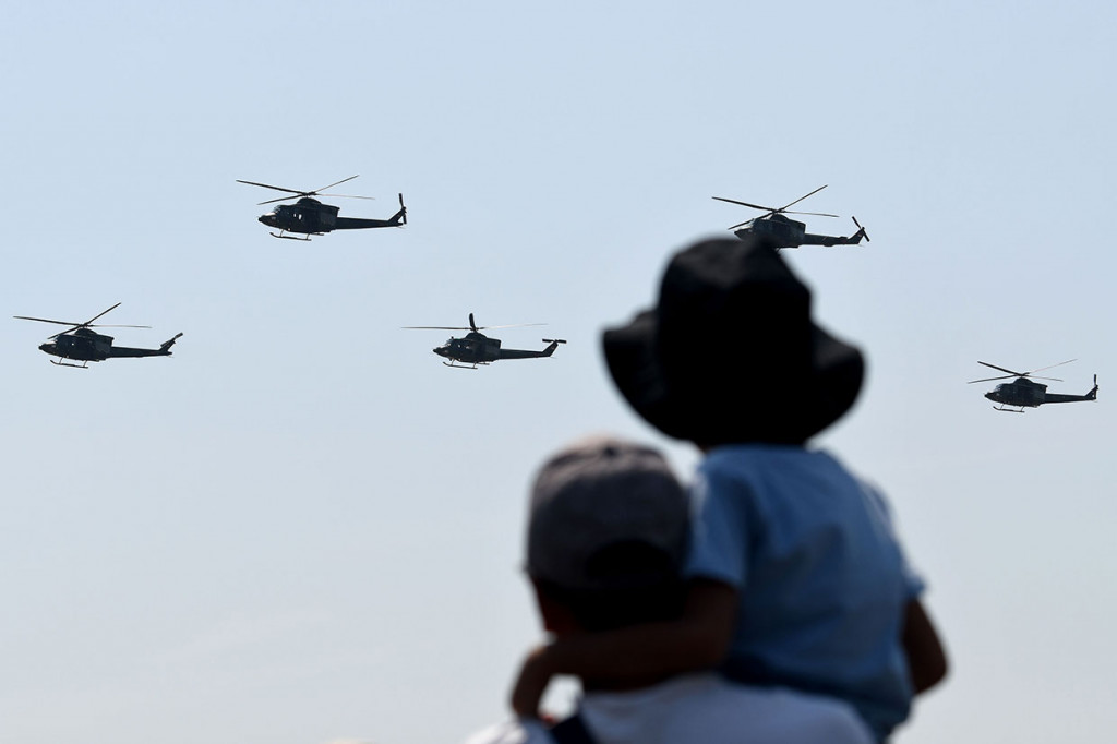 Adapun pesawat udara yang dikerahkan dalam peringatan HUT Ke-74 TNI Tahun ini berjumlah 157 unit berasal dari TNI AD, TNI AL dan TNI AU.  Antara Foto/M Risyal Hidayat