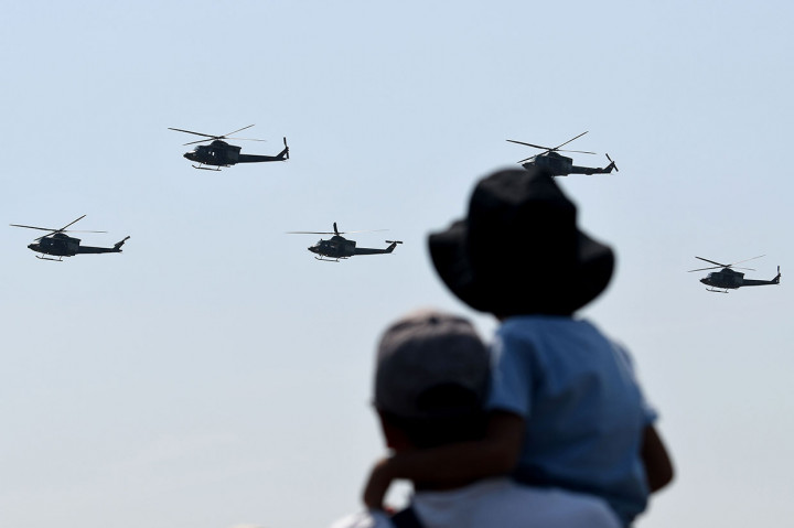 Adapun pesawat udara yang dikerahkan dalam peringatan HUT Ke-74 TNI Tahun ini berjumlah 157 unit berasal dari TNI AD, TNI AL dan TNI AU.  Antara Foto/M Risyal Hidayat