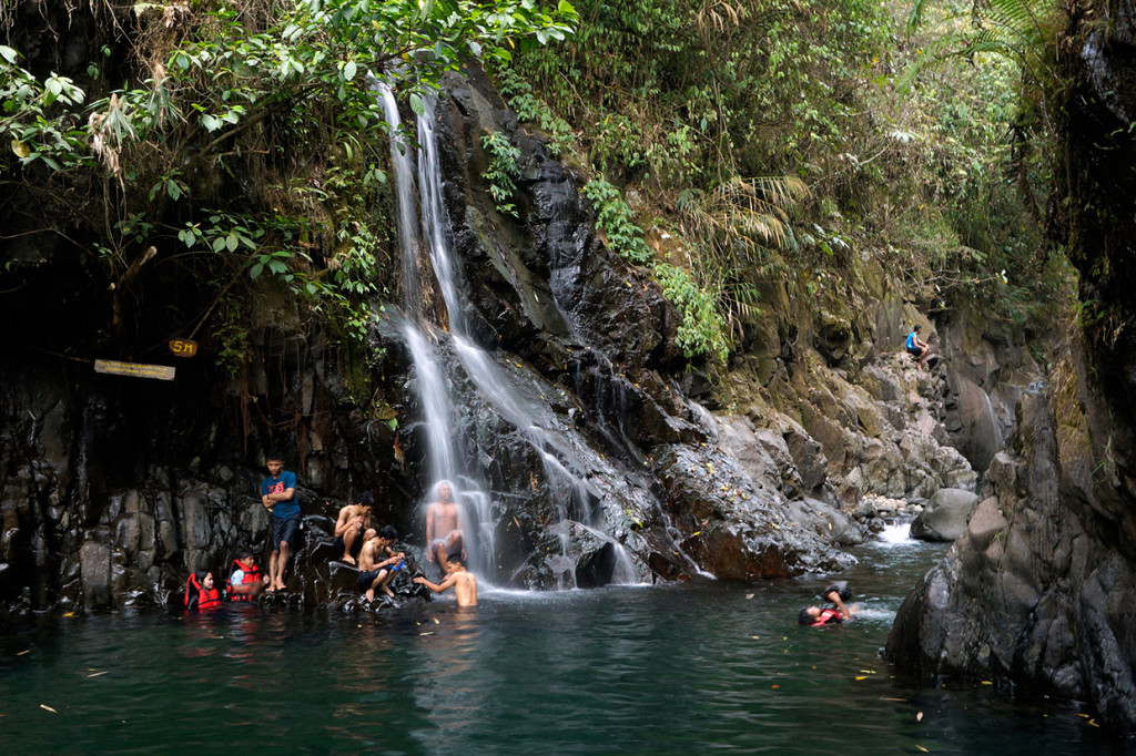Sejumlah pengunjung bermain air di Wisata Black Canyon, Petungkriyono, Kabupaten Pekalongan, Jawa Tengah, Minggu, 29 September 2019.