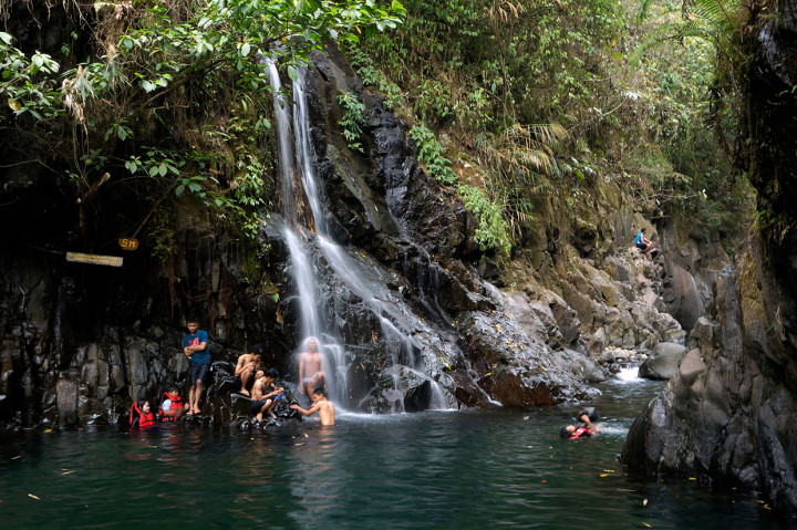 Sejumlah pengunjung bermain air di Wisata Black Canyon, Petungkriyono, Kabupaten Pekalongan, Jawa Tengah, Minggu, 29 September 2019.