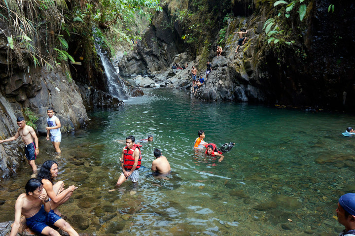 Lokasi wisata pemandangan alam air jernih dan dinding bebatuan alam berwarna hitam yang dikelola oleh kelompok sadar wisata (Pokdarwis) setempat tersebut menjadi salah satu tujuan berlibur favorit di Kabupaten Pekalongan saat akhir pekan.