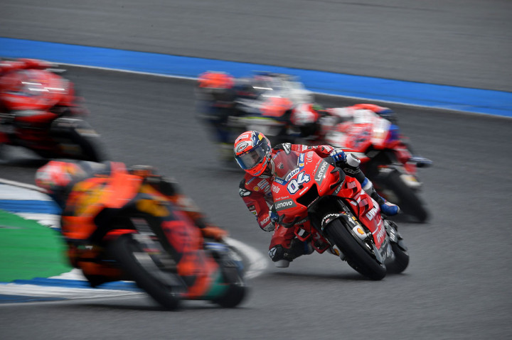 Andrea Dovizioso (Ducati) mencetak waktu tercepat di sesi latihan bebas FP3 Grand Prix Thailand dengan satu menit 36,250 detik, ketika trek mulai mengering di akhir sesi dan mengganti ban slick untuk unggul 0,824 detik atas Franco Morbidelli (Petronas Yamaha SRT), demikian laman resmi MotoGP.