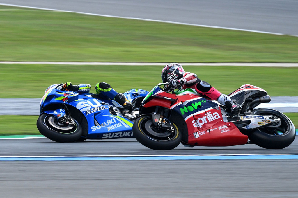 Di tempat ketiga, Alex Rins tampil cepat untuk Suzuki Ecstar mengungguli Marc Marquez (Repsol Honda) yang memiliki peluang besar mengunci gelar juara dunia musim ini di Thailand.