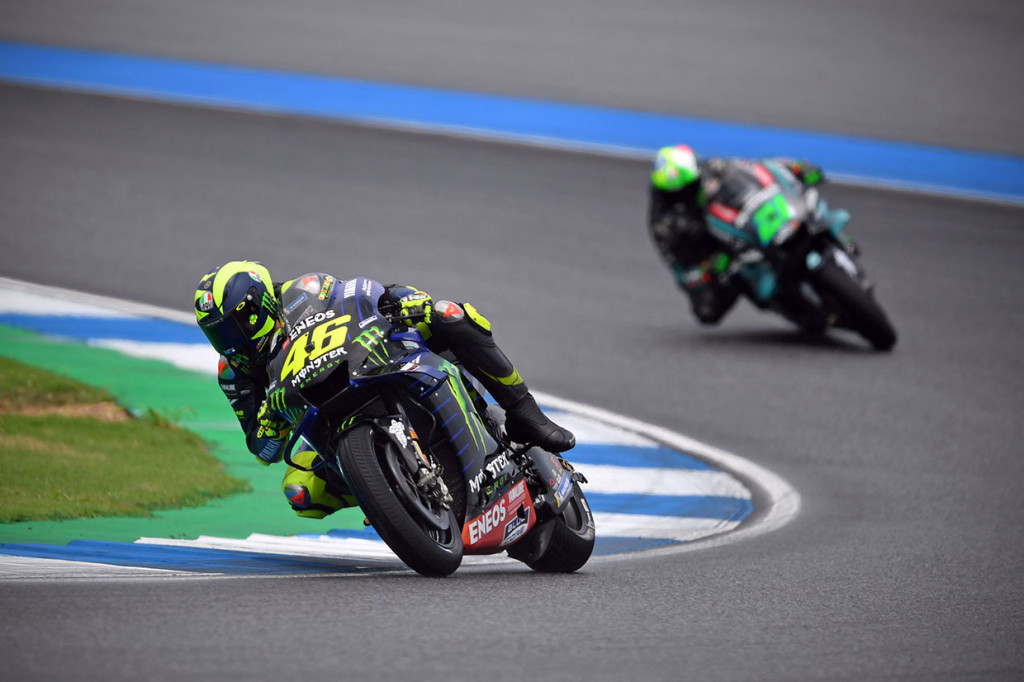 Sementara itu Valentino Rossi (Monster Energy Yamaha MotoGP) hanya finis di P11 di belakang Miguel Oliveira (Red Bull KTM Tech 3) di trek basah Buriram. Sisa pembalap di luar 10 waktu terbaik harus mengikuti sesi Q1 pada pukul 14:10 WIB dan dua pebalap tercepat di sesi itu berhak lolos ke Q2 untuk memperebutkan pole position.