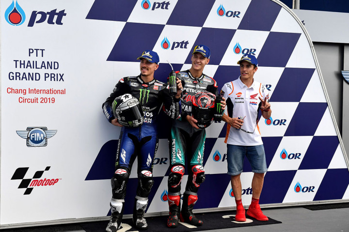 Pembalap Petronas Yamaha asal Prancis, Fabio Quartararo (tengah), berfoto bersama pembalap Monster Yamaha Yamaha Maverick Vinales (kiri), dan pembalap Spanyol Marc Marquez dari tim Repsol Honda usai mengamankan pole position MotoGP Thailand di Buriram International Sirkuit di Buriram, Sabtu 5 Oktober 2019.