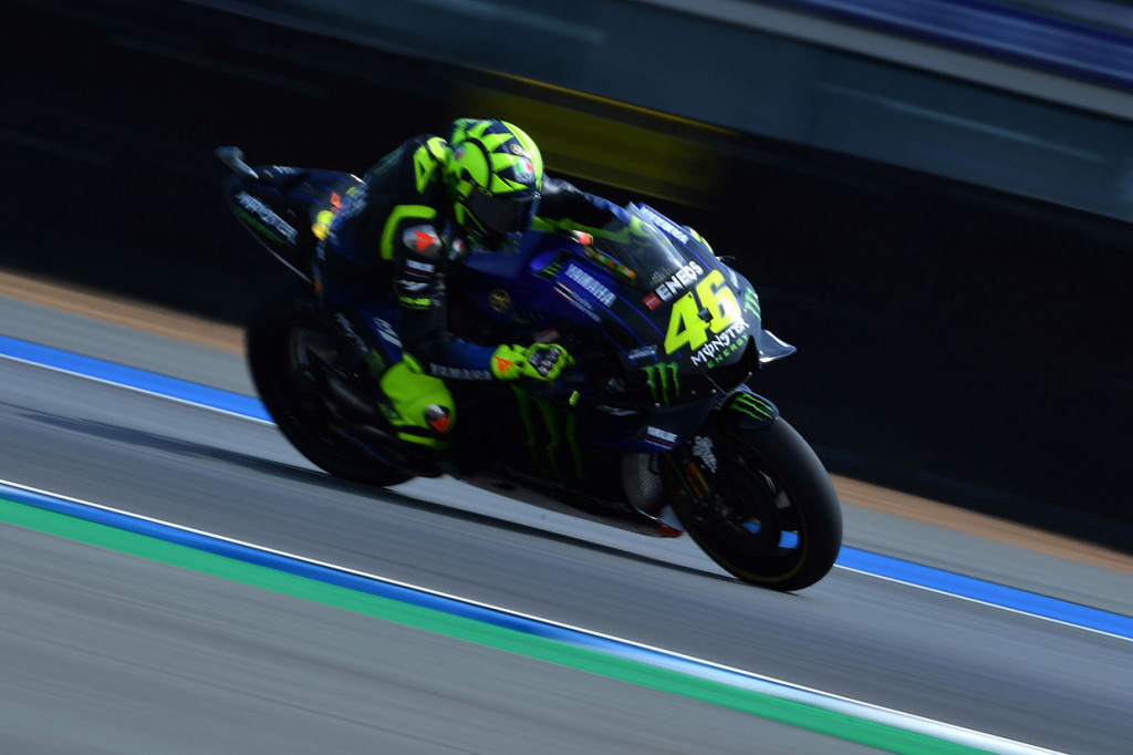 Hasil kurang maksimal diraih Valentino Rossi yang harus start dari posisi sembilan. Rossi yang juga sempat terjatuh di kualifikasi terpaut waktu 1,022 detik dari Quartararo.