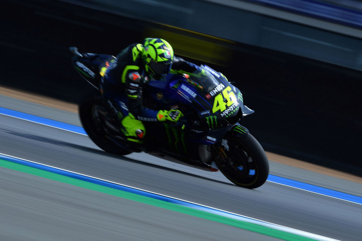 Hasil kurang maksimal diraih Valentino Rossi yang harus start dari posisi sembilan. Rossi yang juga sempat terjatuh di kualifikasi terpaut waktu 1,022 detik dari Quartararo.