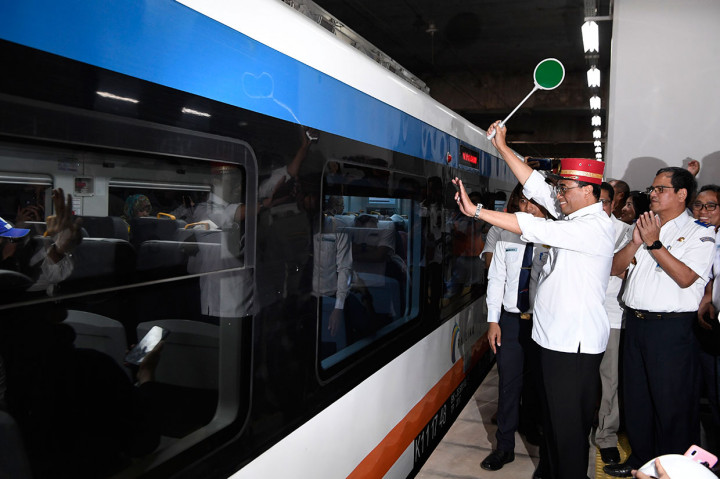 Menteri Perhubungan Budi Karya Sumadi melepas perjalanan kereta menuju Bandara Soekarno-Hatta, di Stasiun KA Bandara Manggarai, Jakarta, Sabtu, 5 Oktober 2019.