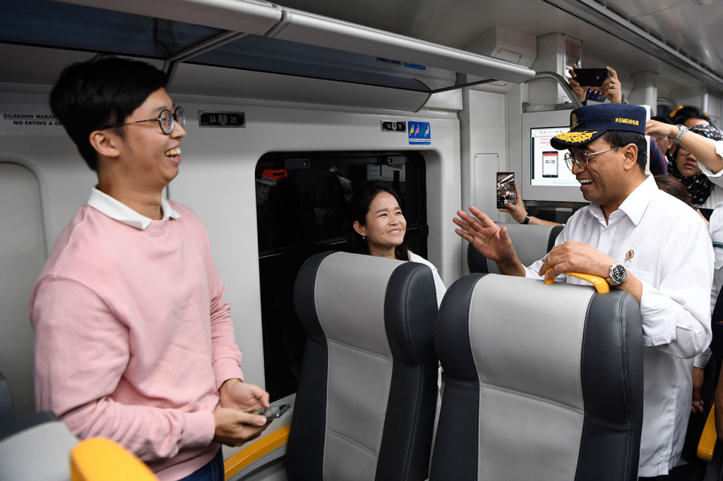 Menteri Perhubungan Budi Karya Sumadi berbincang dengan penumpang kereta bandara di sela peresmian layanan KA Bandara di Stasiun KA Bandara Manggarai, Jakarta.