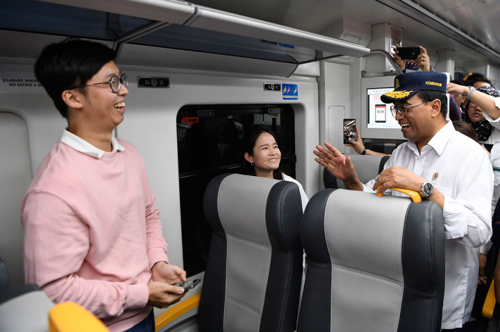 Menteri Perhubungan Budi Karya Sumadi berbincang dengan penumpang kereta bandara di sela peresmian layanan KA Bandara di Stasiun KA Bandara Manggarai, Jakarta.