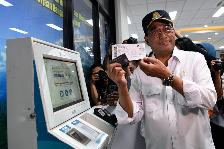 Menteri Perhubungan Budi Karya Sumadi menunjukkan tiket perjalanan kereta bandara di sela peresmian layanannya di Stasiun KA Bandara Manggarai, Jakarta.