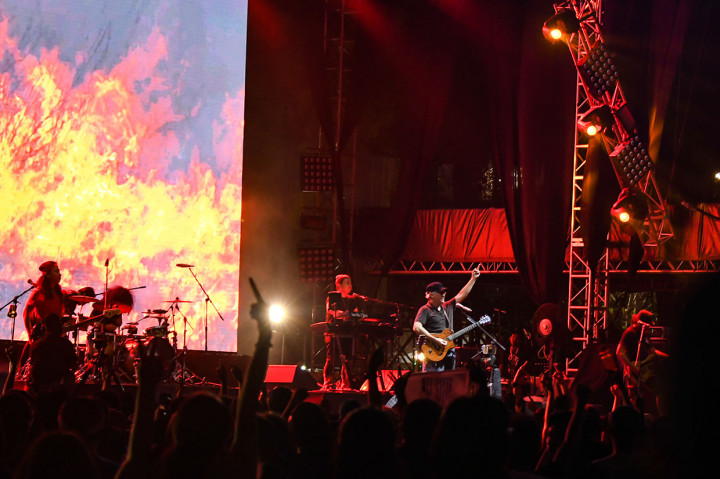 Musikus senior Iwan Fals menyapa penonton saat tampil pada hari kedua Synchronize Fest 2019 di Gambir Expo, Kemayoran, Jakarta, Sabtu, 5 Oktober 2019. 