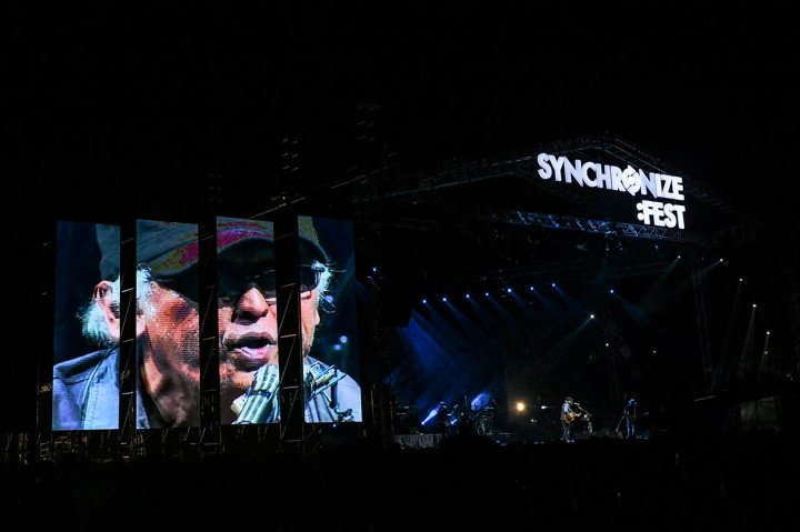 Penampilan Iwan Fals mengejutkan para penonton Synchronize Festival 2019 karena sebelumnya tidak terdapat dalam daftar penampil pada hari kedua, Sabtu, 5 Oktober 2019 malam. Lagu 'Belum Ada Judul' kemudian dibawakan sebagai suguhan awal. 