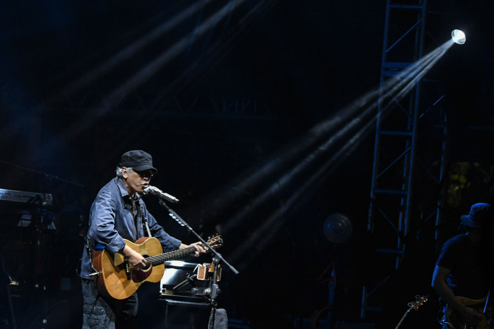 Iwan Fals juga tampil dalam full band membawakan sejumlah lagu populernya, seperti 'Buku Ini Aku Pinjam', 'Jendela Kelas Satu', 'Pesawat Tempurku', hingga 'Kembang Pete'. 