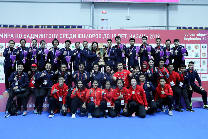 Pebulu tangkis junior Indonesia bersama pelatih dan ofisial menunjukkan piala usai upacara penyerahan medali final Kejuaraan Dunia Junior 2019 di Kazan Gymnastic Center, Rusia.