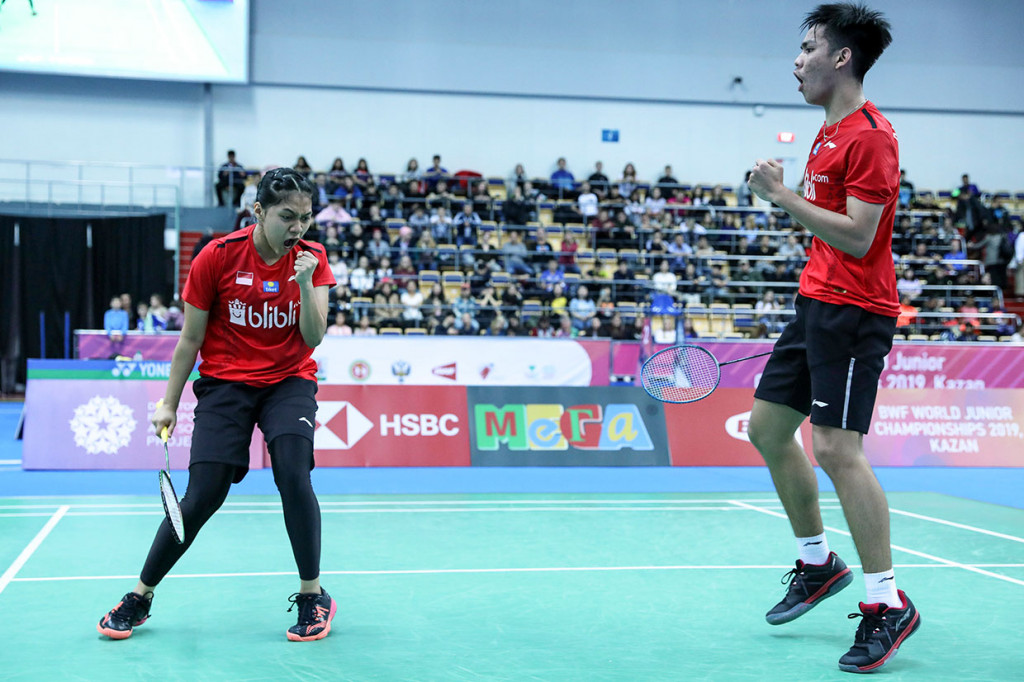 Indonesia terlebih dulu unggul 2-0 atas Tiongkok lewat ganda campuran Daniel Marthin/Indah Cahya Sari Jamil yang mengalahkan Feng Yan Zhe/Lin Fang Ling (21-18, 18-21, 21-11) dan melalui tunggal putri Putri Kusuma Wardani yang menang atas Zhou Meng 21-18, 20-22, 21-14. Namun di partai ketiga Bobby Setiabudi dikalahkan Liu Liang 17-21, 21-17, 20-22. 