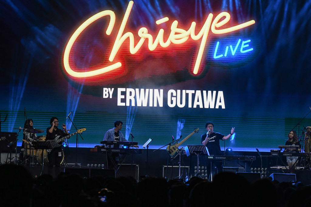 Komposer Erwin Gutawa tampil pada hari kedua Synchronize Fest 2019 yang bertajuk 'Chrisye Live By Erwin Gutawa' di Gambir Expo, Kemayoran, Jakarta, Sabtu, 5 Oktober 2019 malam. 