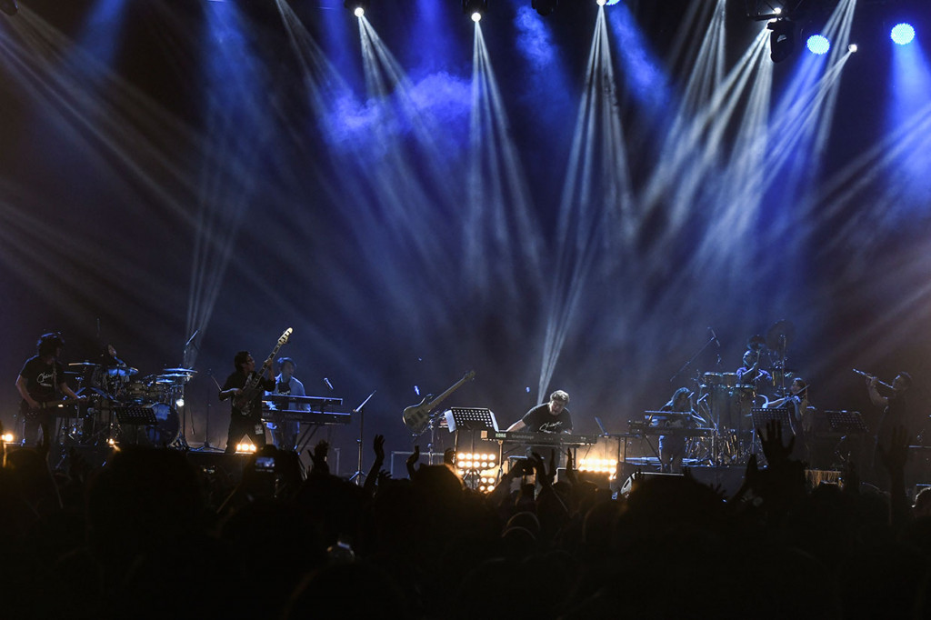 Erwin Gutawa membawakan lagu-lagu Chrisye diiringi orkestranya lengkap dengan rekaman suara asli sang penyanyi yang diambil dari beragam panggung, tur, maupun konser tunggal dari tahun 1994 sampai 2003. Sejumlah lagu-lagu yang pernah dipopulerkan oleh Chrisye dihadirkan, seperti 'Semusim', 'Aku Cinta Dia', hingga 'Nona Lisa'. 