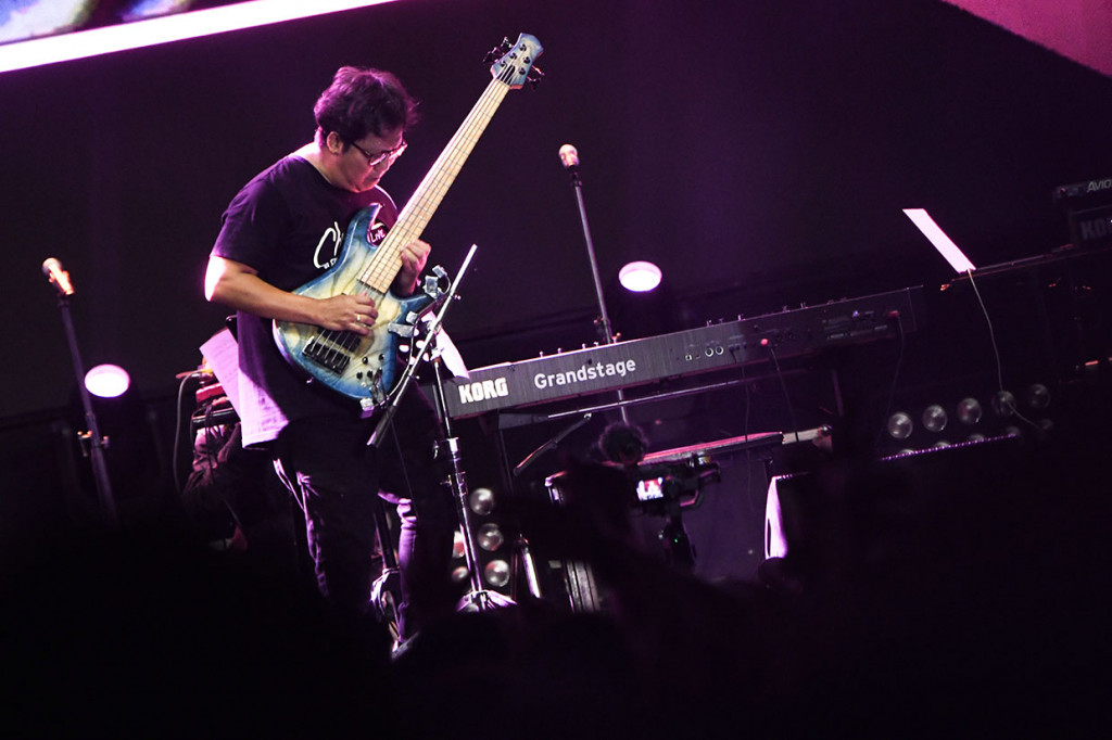 Selanjutnya lagu 'Kisah Cintaku' pun dibawakan. Penonton yang didominasi oleh anak muda ikut bernyanyi bersama dengan Chrisye, meskipun hanya dihadirkan rekaman suaranya saja.    