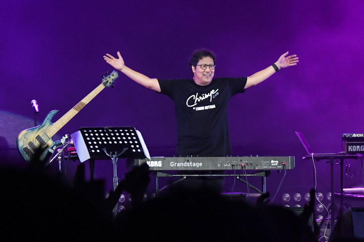 Ayah dari Gita Gutawa itu terlihat tak kuasa menahan air mata saat melihat layar panggung yang menampilkan sosok Chrisye usai lagu terakhir berjudul 'Pergilah Kasih' selesai dibawakan. 