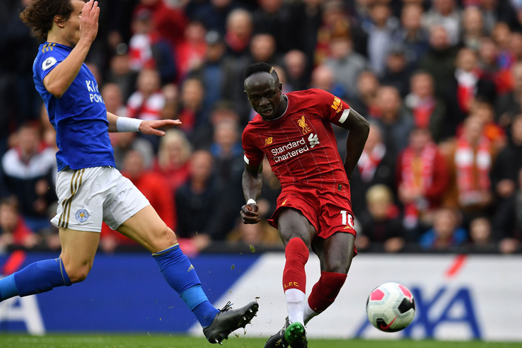 Liverpool baru bisa membuka skor lima menit jelang jeda lewat Sadio Mane. Menerima umpan dari James Milner, Mane mengecoh beberapa pemain lawan sebelum menaklukkan kiper Kasper Schmeichel. 