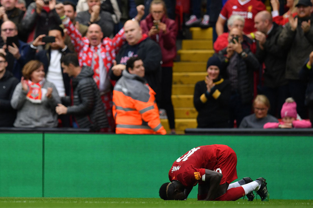 Mane sujud syukur usai mencetak gol ke gawang Leicester.