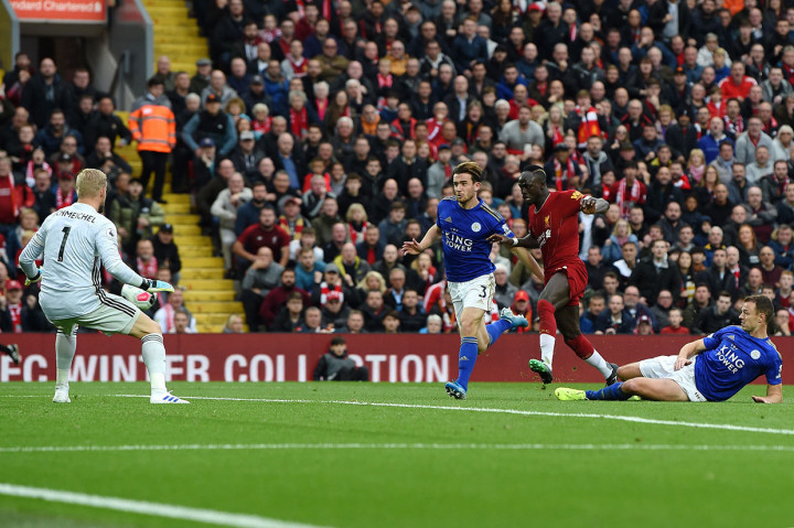 Mane nyaris menggandakan keunggulan pada meni ke-44, namun sepakannya berhasil ditepis Schmeichel.