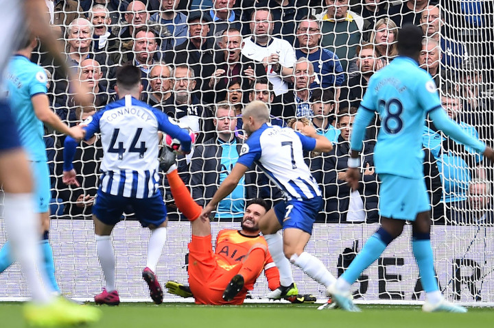 Brighton unggul cepat saat laga baru berjalan tiga menit lewat Neal Maupay. Petaka bagi Spurs setelah kiper Hugo Lloris salah mendarat saat mencoba mencegah bola masuk ke gawangnya.