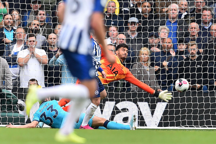 Tuan rumah menggandakan keunggulan lewat Aaron Connolly pada menit ke-32. Sontekan Connolly meneruskan umpan matang Dan Burn gagal diantisipasi Gazzaniga.