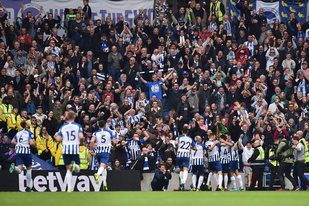 Aaron Connolly melakukan selebrasi bersama rekan-rekan setimnya.