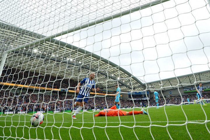 Connolly kembali mencatatkan namanya di papan skor pada menit ke-65 untuk mengubah kedudukan menjadi 3-0 untuk Brighton. Tidak ada tambahan gol lagi hingga laga usai.