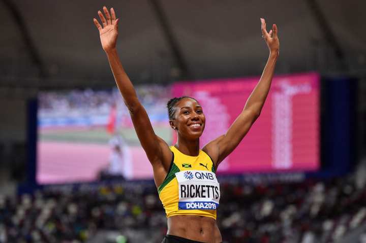 Atlet Jamaika Shanieka Ricketts merebut medali perak dengan lompatan sejauh 14,92 meter, sedangkan pelompat jangkit Kolombia Caterine Ibarguen yang juga juara Olimpiade dan seteru terdekat Rojas, menempati urutan ketiga dengan lompatan terjauh 14,73 meter.    