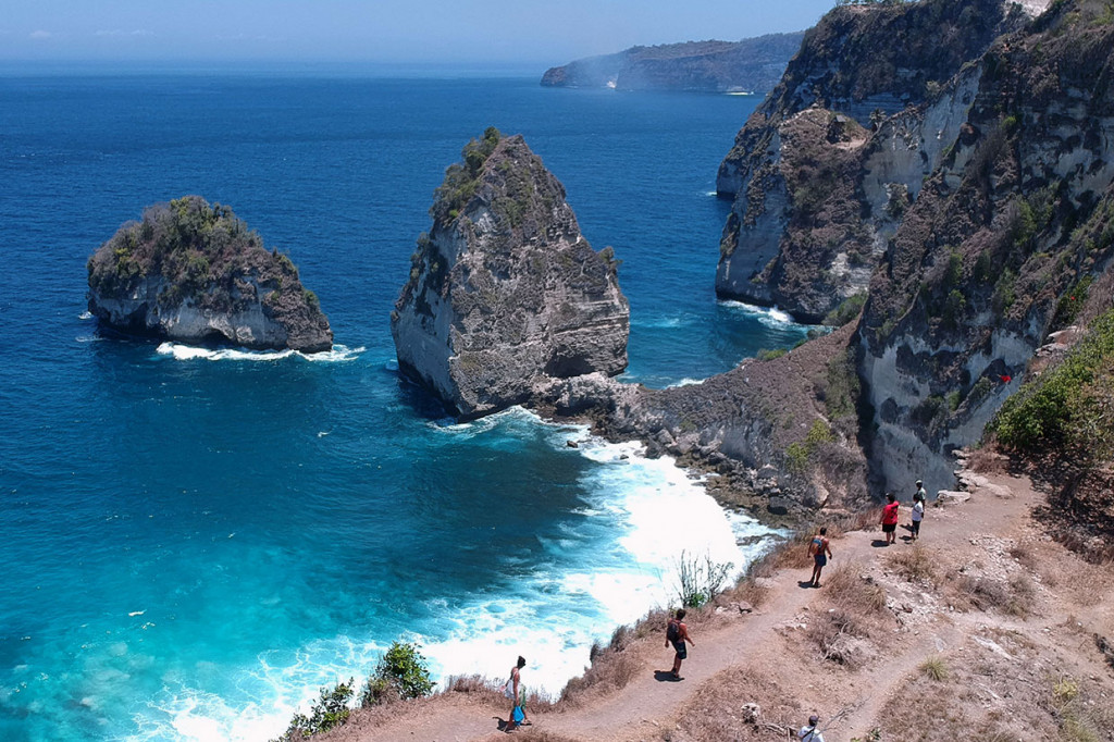 Wisatawan menikmati pemandangan kawasan wisata Pantai Diamond di Pulau Nusa Penida, Klungkung, Bali, Sabtu, 5 Oktober 2019.