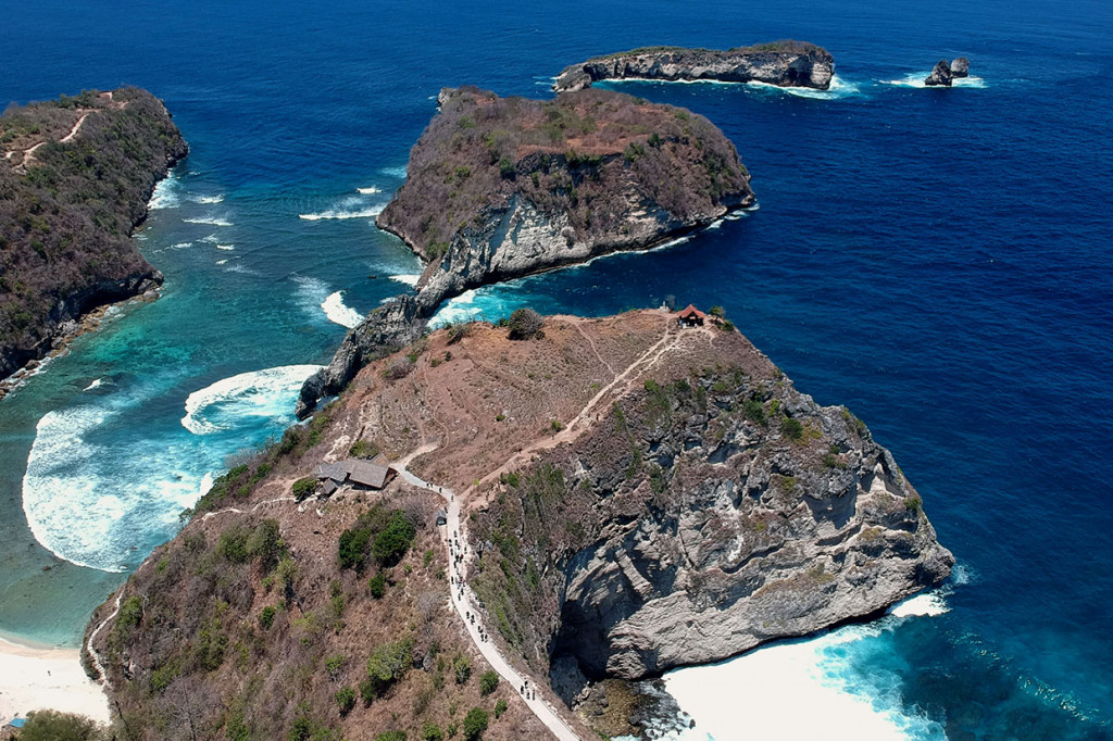 Pantai Diamond merupakan salah satu potensi wisata alam yang terus dikembangkan untuk meningkatkan kunjungan wisata ke Pulau Nusa Penida.