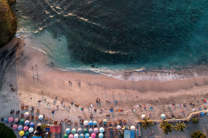 Selain Pantai Diamond, Pulau Nusa Penida juga menawarkan pemandangan Pantai Crystal Bay yang menawan. Pantai tersebut telah ramai dikunjungi wisatawan dari berbagai negara.