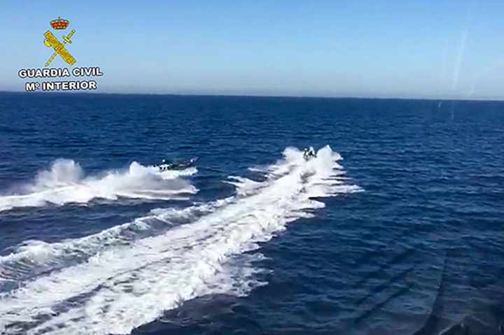 Polisi Spanyol dengan mengendarai speedboad mengejar para gembong penyelundup narkoba di lepas pantai Mijas, Malaga, Spanyol selatan, Jumat, 4 Oktober 2019 waktu setempat. Tiba-tiba kedua kapal saling bertabrakan dan tiga polisi Spanyol tercebur ke laut.