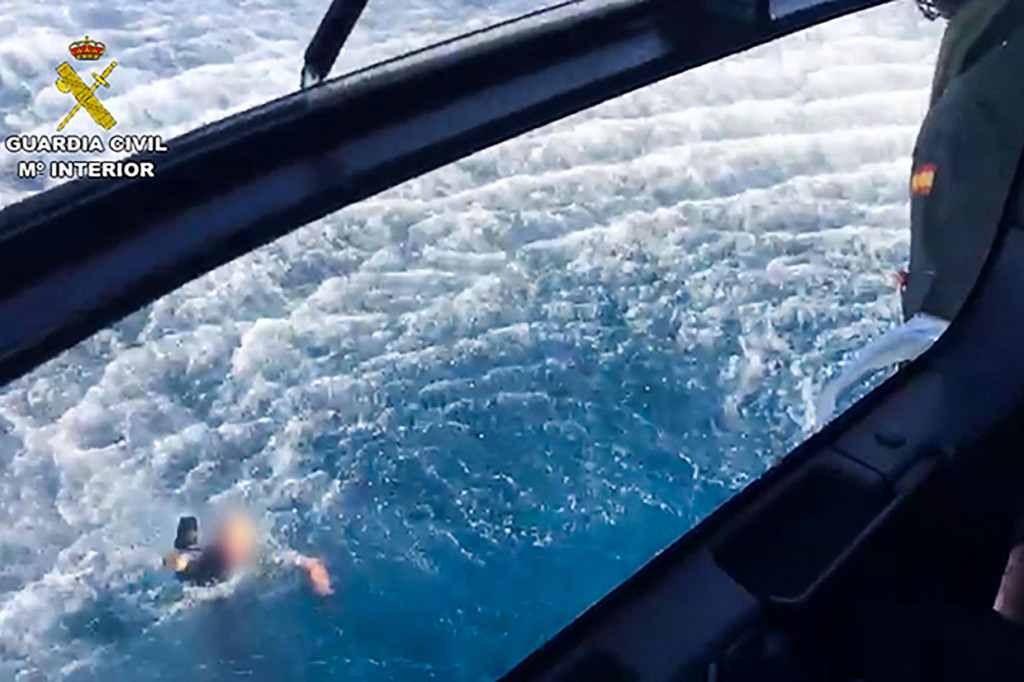 Helikopter polisi yang turut membantu pengejaran tersebut kemudian meminta para penyelundup narkoba untuk menolong petugas kepolisian yang jatuh ke laut. Dan di luar dugaan, ketiga polisi tersebut diselamatkan para penyelundup narkoba yang mereka buru. 