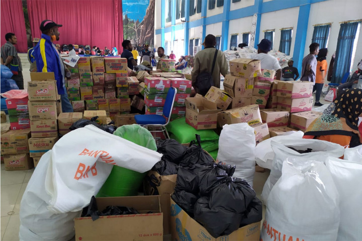 Bantuan kemanusiaan berupa beras, gula, mie instan, minyak, kue-kue kering, pakaian, tikar, dan lain sebagainya tersebut langsung disalurkan kepada pengungsi dan korban kerusuhan Wamena yang berada di beberapa pos pengungsian.