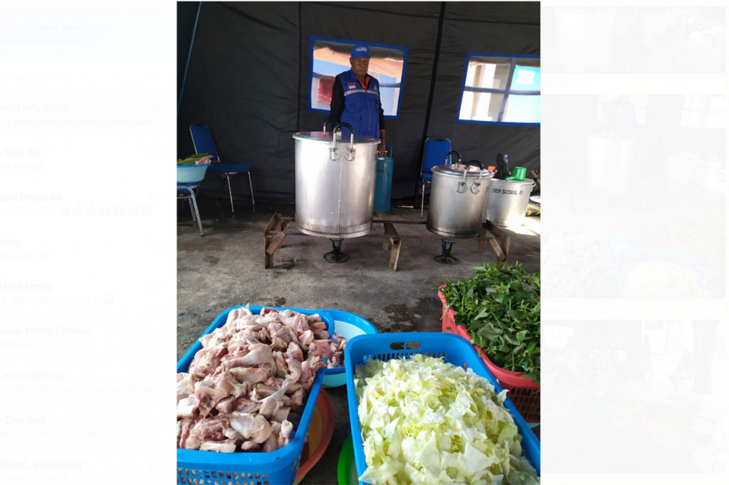 Aktivitas para relawan saat memasak untuk para pengungsi di posko pengungsian Wamena.