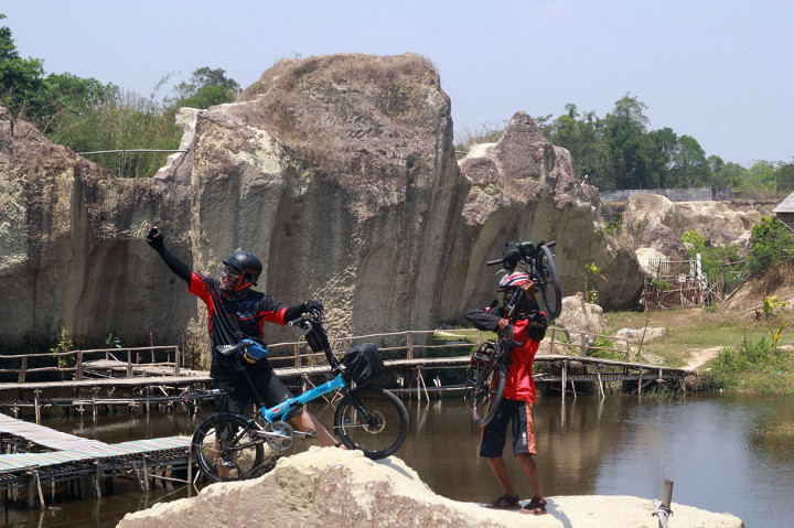 Dua bikers berswafoto sambil menikmati pemandangan indah yang ada di Tebing Koja atau yang dikenal dengan nama Wisata Kandang Godzilla di Cisoka, Tangerang, Banten, Sabtu, 5 Oktober 2019.