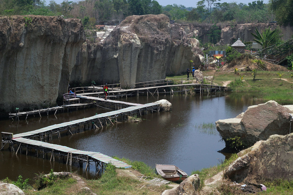 Tempat yang dulunya sebagai tambang pasir manual ini kini menjadi destinasi wisata menarik yang ada di Tangerang, dimana pengunjung dapat menikmati tebing-tebing bekas galian pasir yang tidak beraturan.