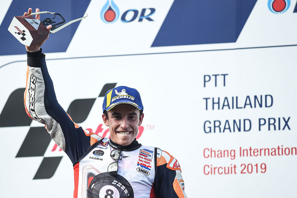 Pembalap Spanyol Marc Marquez melakukan selebrasi di atas podium usai memastikan diri menjadi juara dunia MotoGP 2019, setelah meraih kemenangan di Sirkuit Internasional Chang, Buriram, Thailand pada Minggu, 6 Oktober 2019.