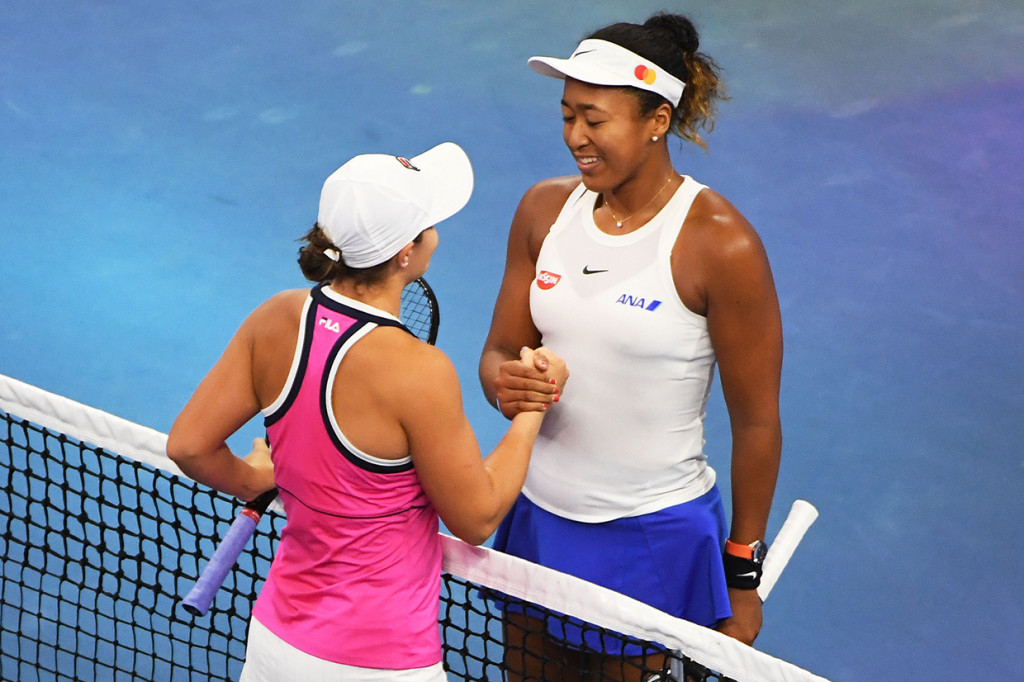 Setelah sempat kalah di set pertama, Osaka berhasil membalikan keadaan dan menundukan juara Prancis Terbuka itu dengan skor 3-6, 6-3, 6-2. Ini menyamakan rekor 2-2, dalam pertemuan dengan Barty.  AFP Photo/Greg Baker