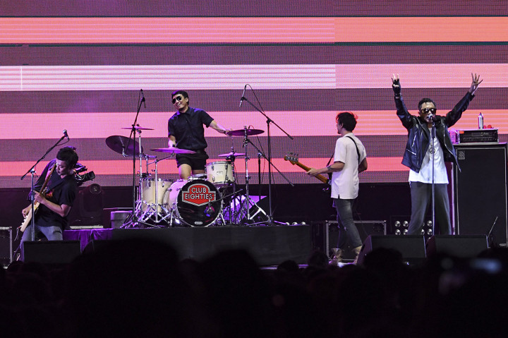 Dalam penampilannya kali ini, Clubeighties kembali diperkuat oleh Vincent (bass) dan Desta (drum) yang telah mengundurkan diri sejak 2009. 