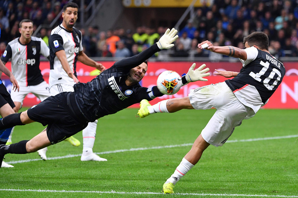 Dua gol Si Nyonya Besar dicetak Paulo Dybala (4') dan Gonzalo Higuain (80'). AFP Photo/Alberto Pizzoli
