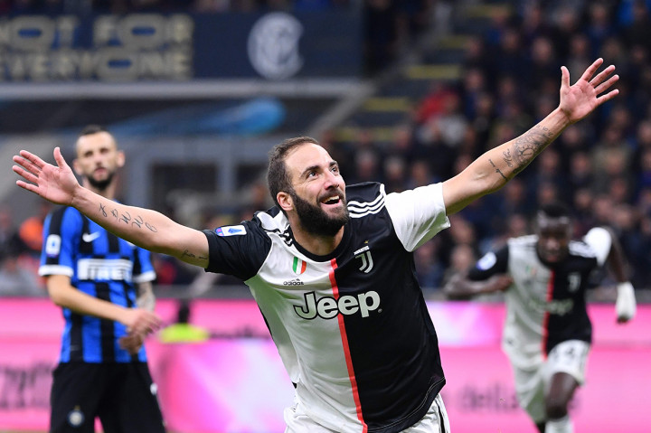 Pemain Juventus Gonzalo Higuain melakukan selebrasi usai mencetak gol ke gawang Inter Milan dalam lanjutan kompetisi Serie A 2019-2020. AFP Photo/Alberto Pizzoli