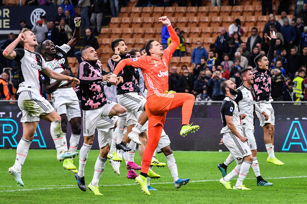 Juve kini memimpin klasemen dengan perolehan 19 poin dari tujuh laga. Inter harus puas melorot ke peringat kedua dengan 18 poin dari tujuh laga. AFP Photo/Alberto Pizzoli