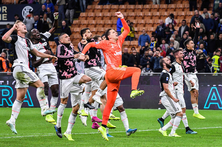 Juve kini memimpin klasemen dengan perolehan 19 poin dari tujuh laga. Inter harus puas melorot ke peringat kedua dengan 18 poin dari tujuh laga. AFP Photo/Alberto Pizzoli