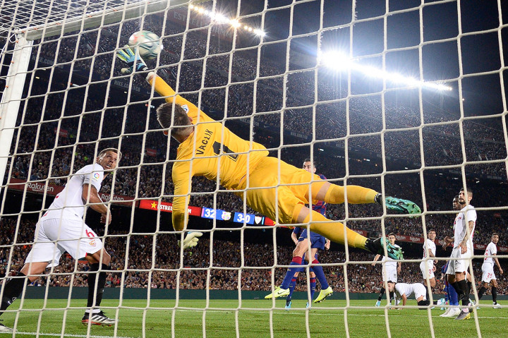 Empat gol kemenangan Blaugrana dicetak pemain yang berbeda yakni Luis Suarez pada menit ke-27, Arturo Vidal pada menit ke-32, Ousmane Dembele pada menit ke-35, serta Lionel Messi pada menit ke-78. 